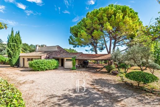 Maison 10 pièces 200 m² · à Bagnols-en-Forêt · 200 m² · 1 160 000 €