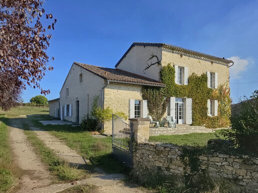 Maison 9 pièces 242 m² · à Gensac · 242 m² · 487 500 €