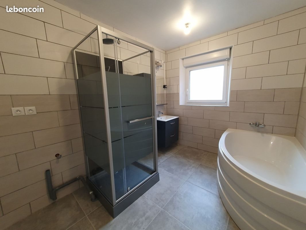 Maison à louer, 69m², Floyon