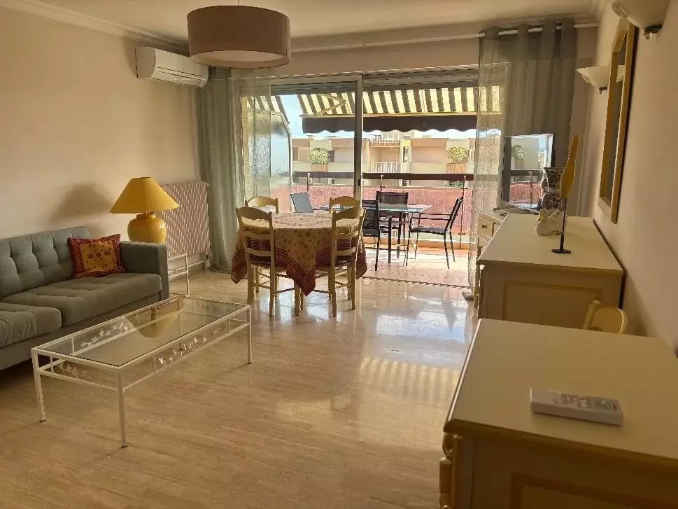Appartement à louer, 67m², Antibes