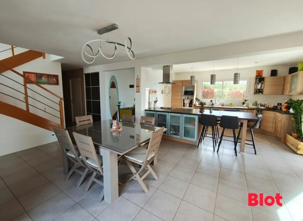 Maison à vendre, 181m², Montreuil-le-Gast