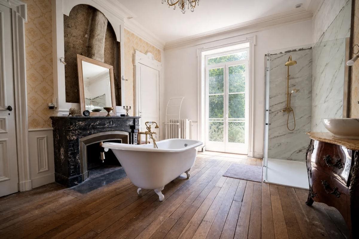 Maison à vendre, 360m², Neuville-sur-Ain