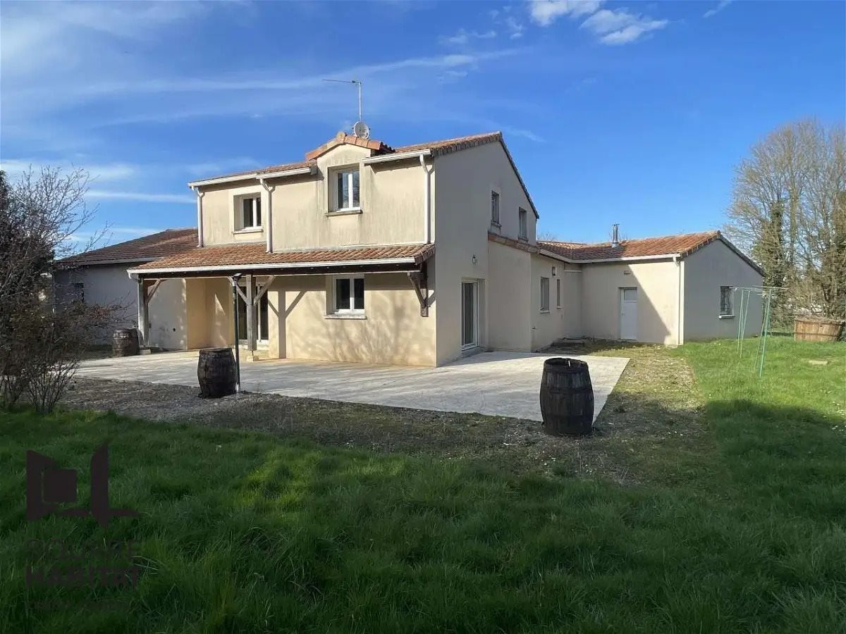 Maison à louer, 220m², Usson-du-Poitou