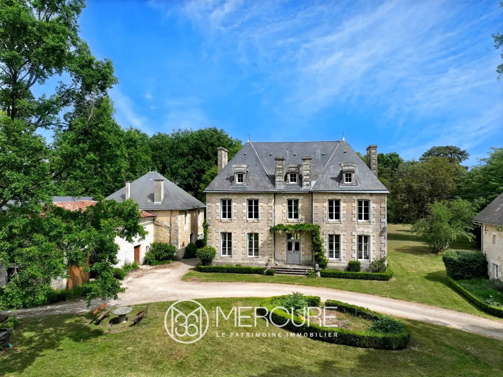 Maison à vendre, 439m², Gençay