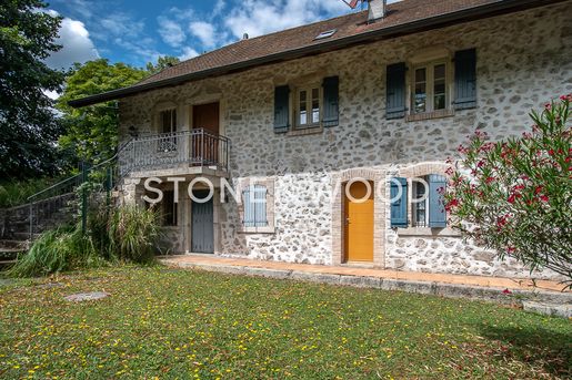 Maison 8 pièces 246 m² · à La Roche-sur-Foron · 246 m² · 798 000 €