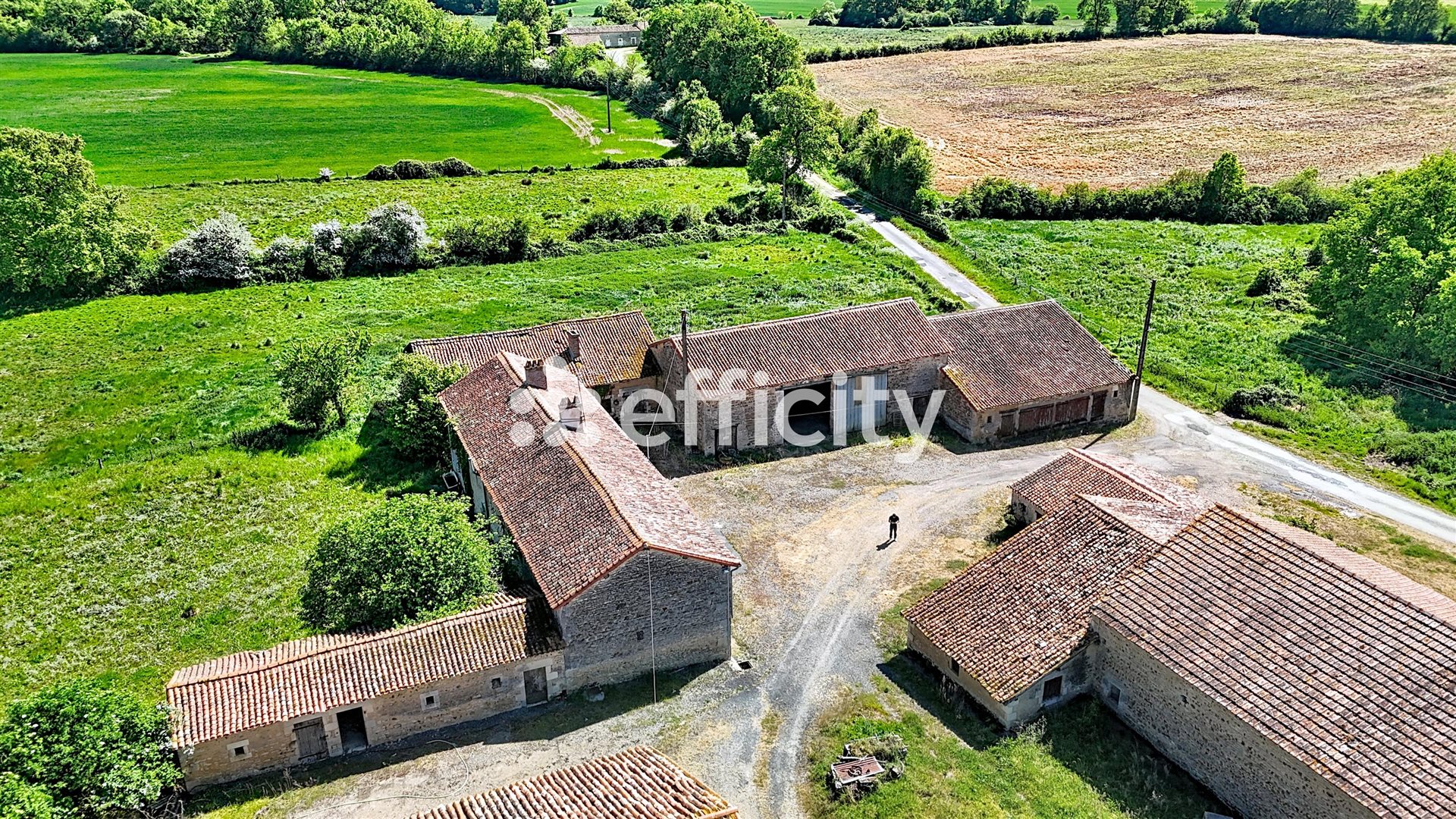 Maison à vendre, 1700m², Usson-du-Poitou