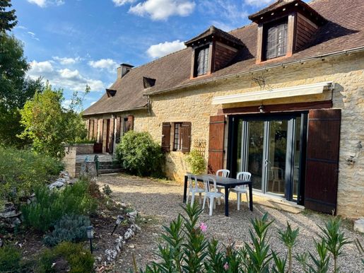 Maison 9 pièces 186 m² · à Coulaures · 186 m² · 290 000 €