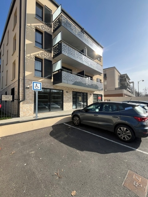 Parking 129 m² · à Jassans-Riottier · 129 m² · 211 000 €