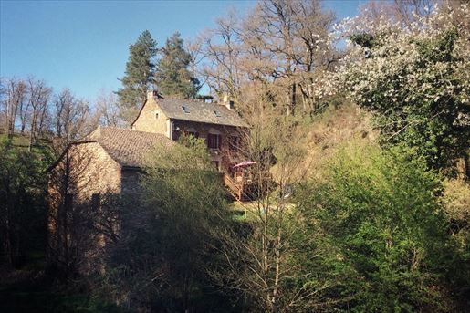 5 pièces 137 m² · à Sauveterre-de-Rouergue · 137 m² · 189 000 €
