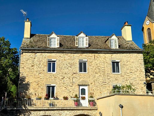Maison 8 pièces 260 m² · à Moyrazès · 260 m² · 299 000 €