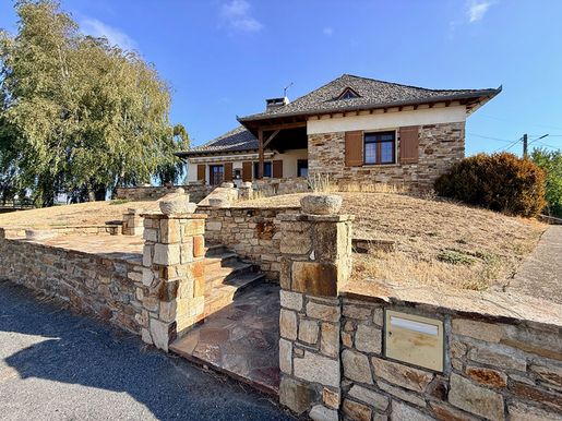 Maison 7 pièces 172 m² · à Rullac-Saint-Cirq · 172 m² · 199 000 €