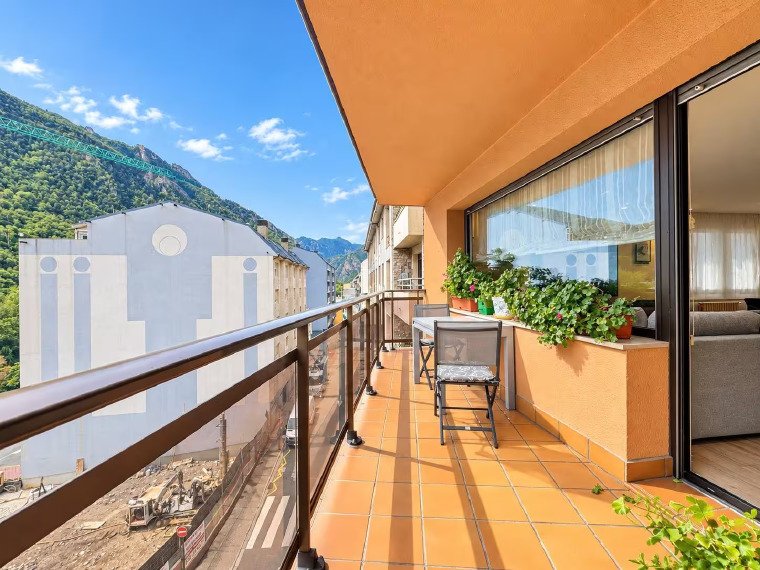 3-bedroom flat for sale in Andorra la Vella · 2 of 3