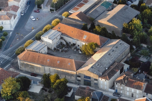 12 pièces 336 m² · à Saint-Jean-d'Angély · 336 m² · 452 000 €
