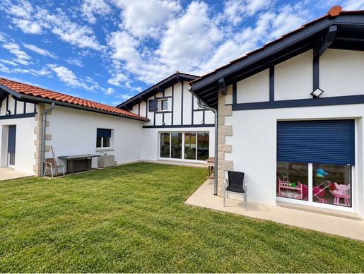 Maison 4 pièces 157 m² · à Cambo-les-Bains · 157 m² · 564 000 €