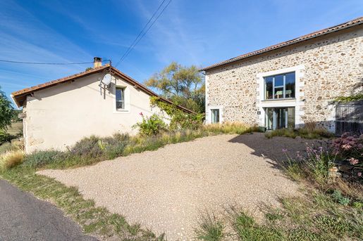 Maison 13 pièces 447 m² · à Piégut-Pluviers · 447 m² · 598 000 €