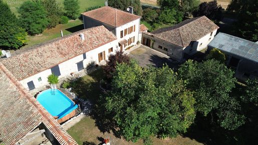 Maison 5 pièces 208 m² · à Villebois-Lavalette · 208 m² · 450 000 €