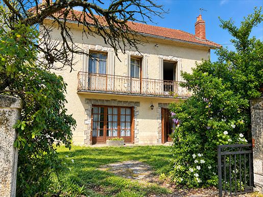 Maison 8 pièces 225 m² · à Figeac · 225 m² · 179 000 €
