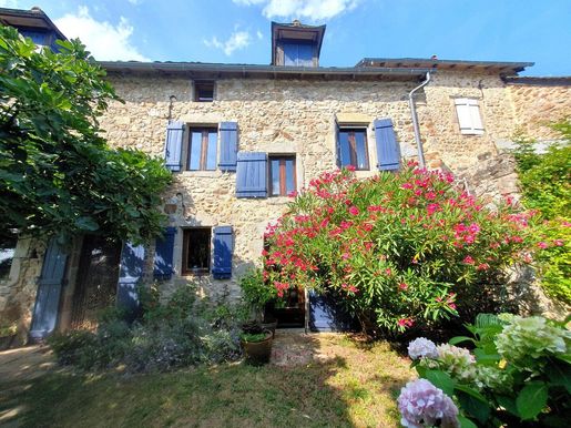 Maison 10 pièces 263 m² · à Lunac · 263 m² · 297 000 €