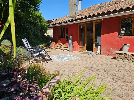 Antiga fábrica renovada com jardim, garagem e ateliê