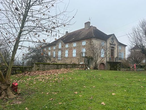 Maison 9 pièces 221 m² · à La Chapelle-aux-Saints · 221 m² · 478 000 €