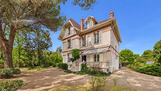 Maison 9 pièces 345 m² · à Roquefort · 345 m² · 515 000 €