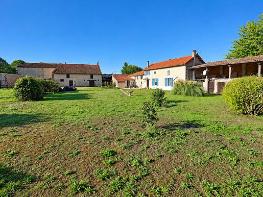 Maison 5 pièces 160 m² · à Tusson · 160 m² · 138 750 €