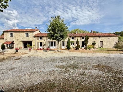 Maison 9 pièces 211 m² · à Nanteuil-en-Vallée · 211 m² · 399 900 €