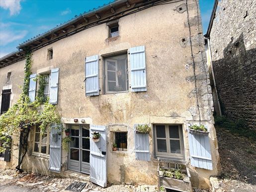5 pièces 108 m² · à Nanteuil-en-Vallée · 108 m² · 149 900 €