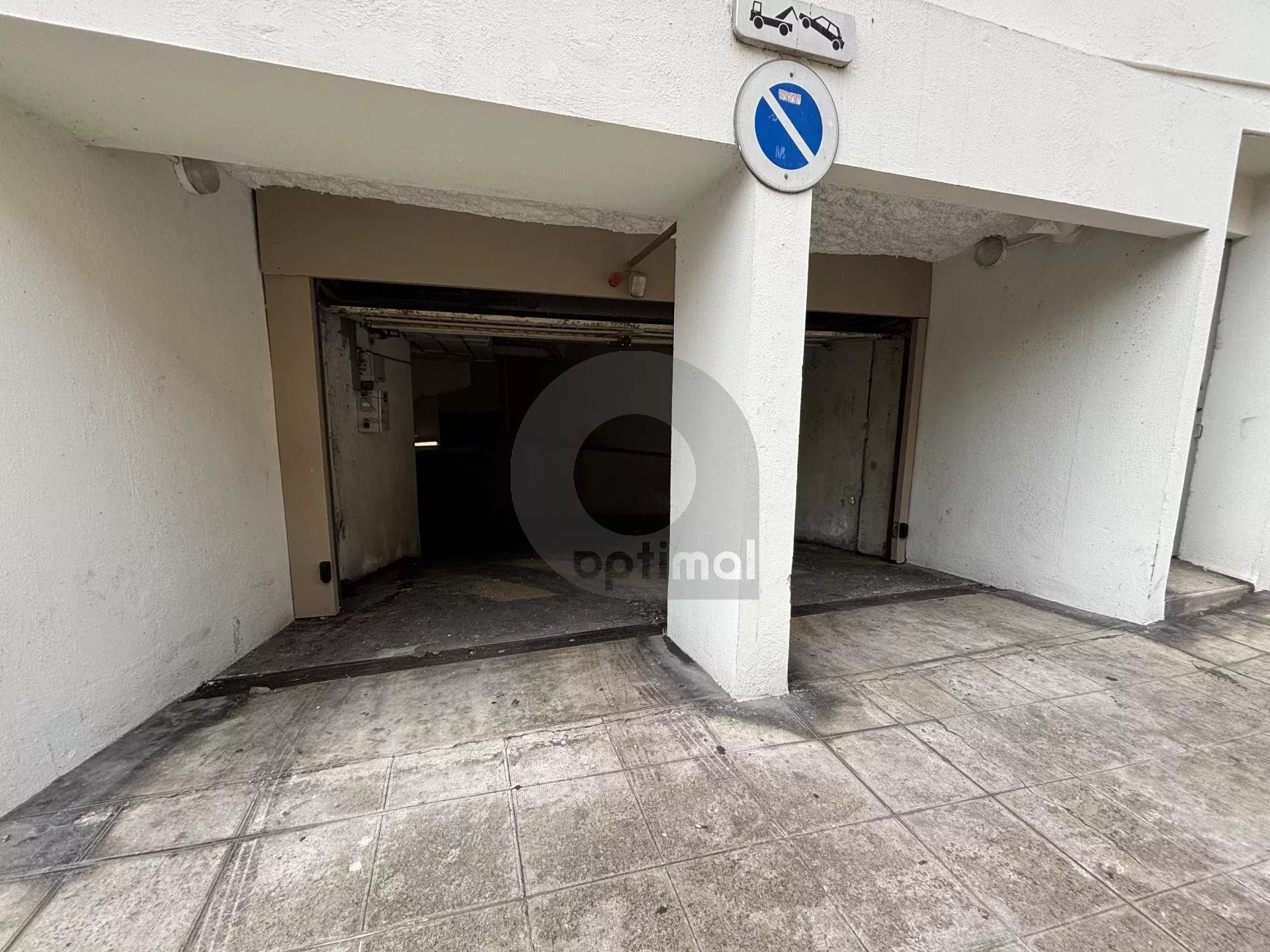 Nice Covered Parking - Vue 3