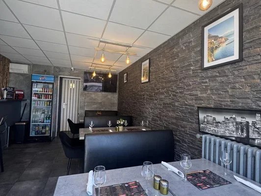 Juan-les-Pins town center – Commercial premises with shop window – Busy street near the... - Vue 5