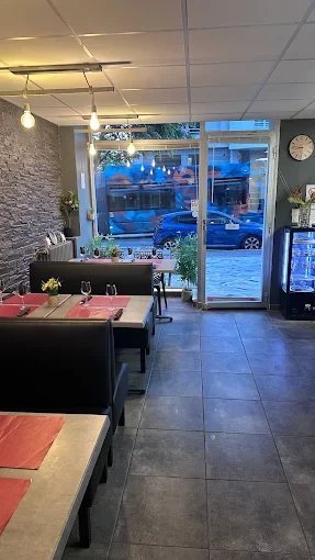 Juan-les-Pins town center – Commercial premises with shop window – Busy street near the... - Plus