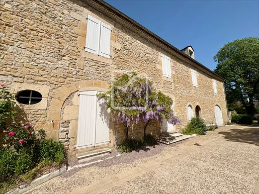 Maison 13 pièces 275 m² · à Azerat · 275 m² · 299 000 €