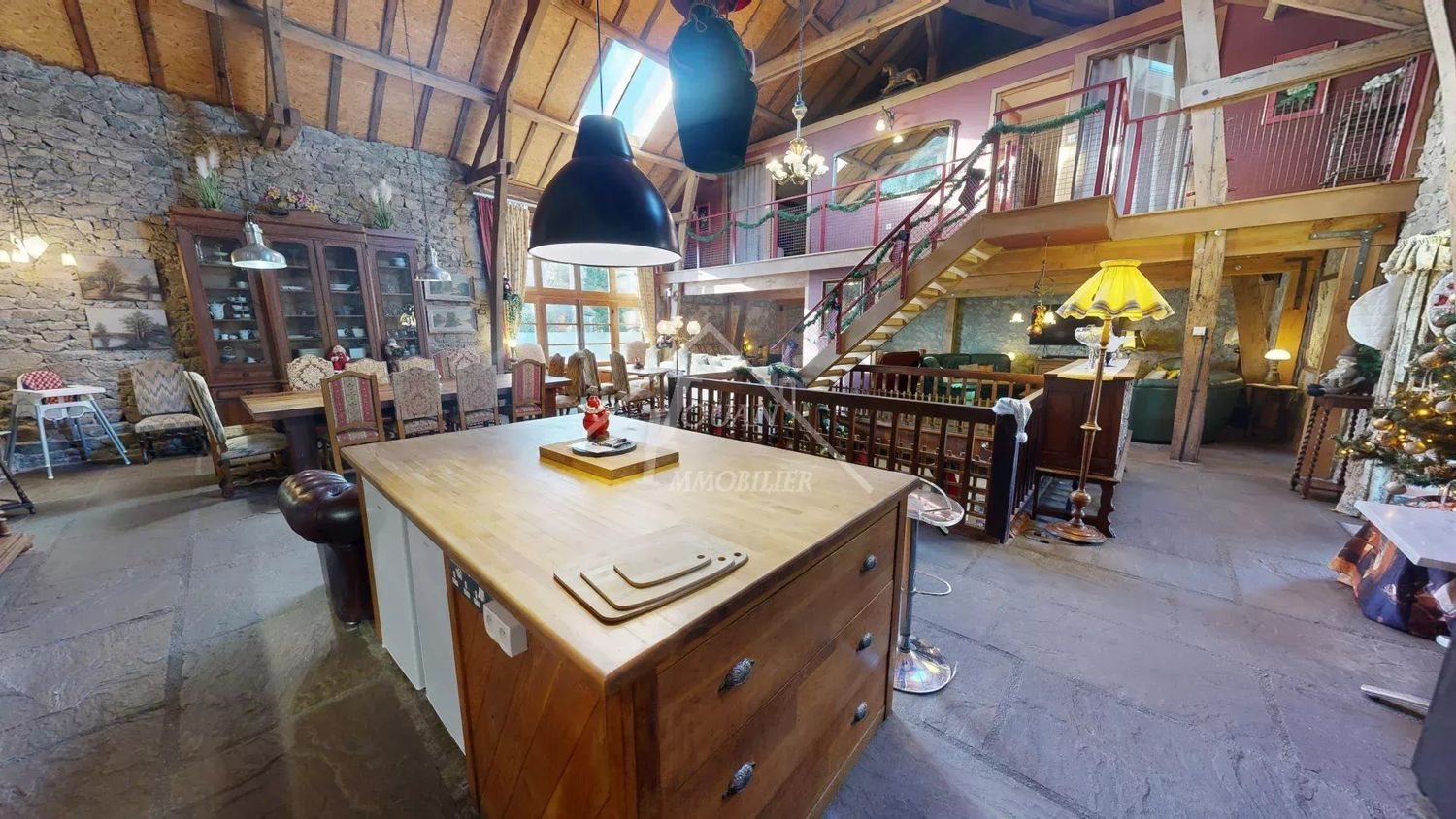 Maison à vendre, 322m², Gouttières