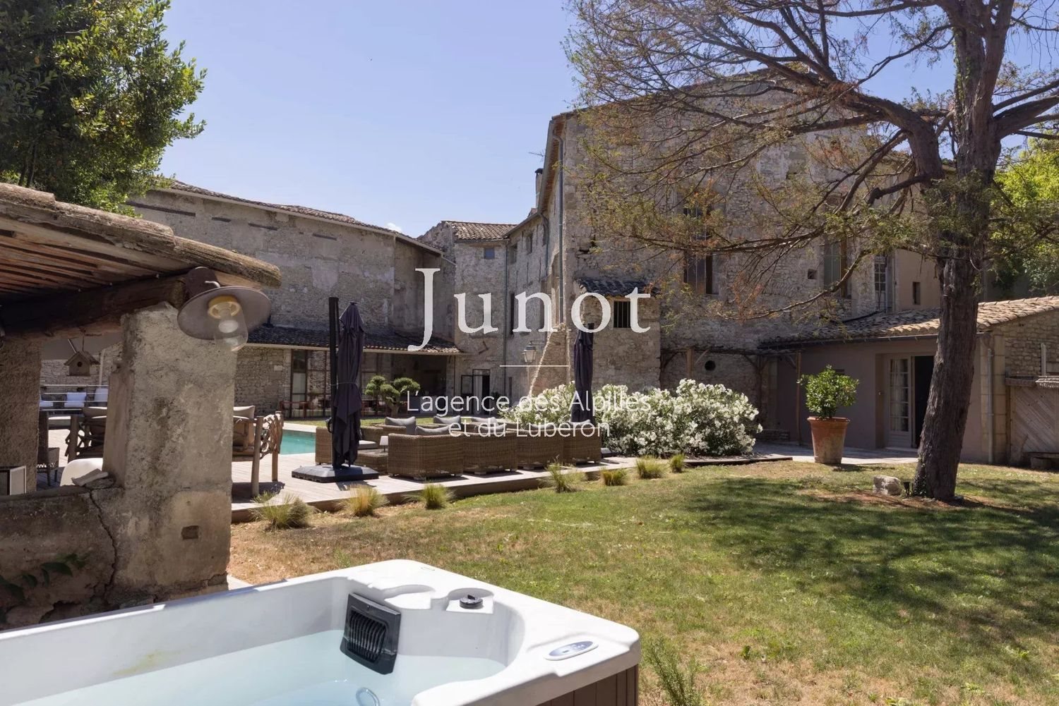 Maison à louer, 2100m², L'Isle-sur-la-Sorgue