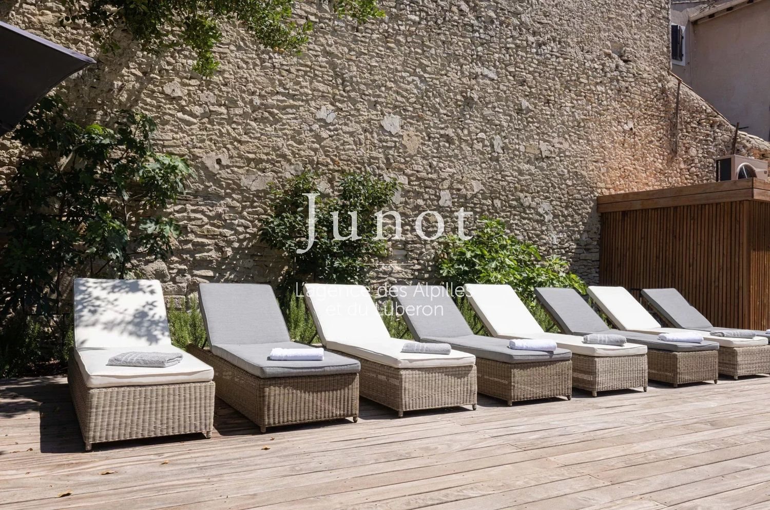 Maison à louer, 2100m², L'Isle-sur-la-Sorgue