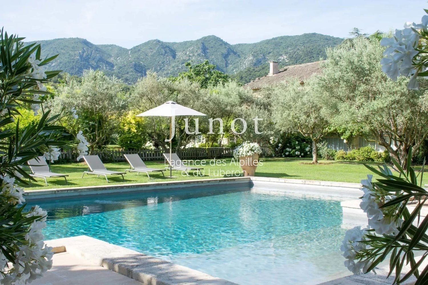 Maison à louer, 450m², Oppède