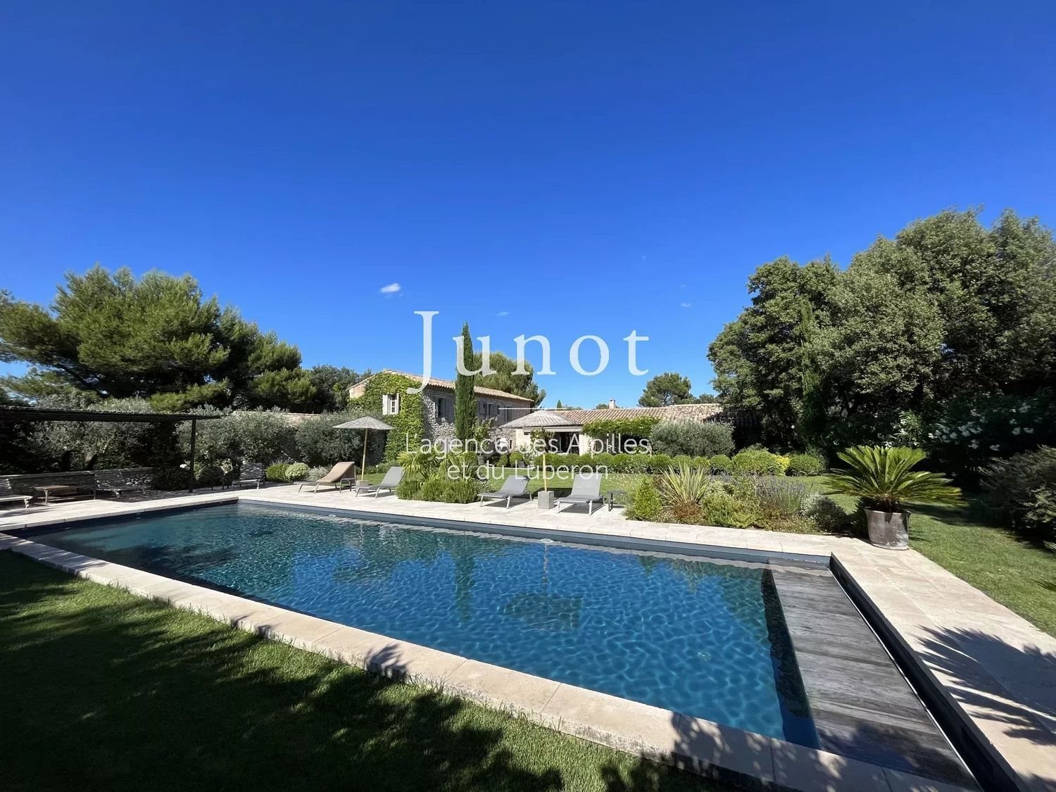 Maison à louer, 420m², Eygalières