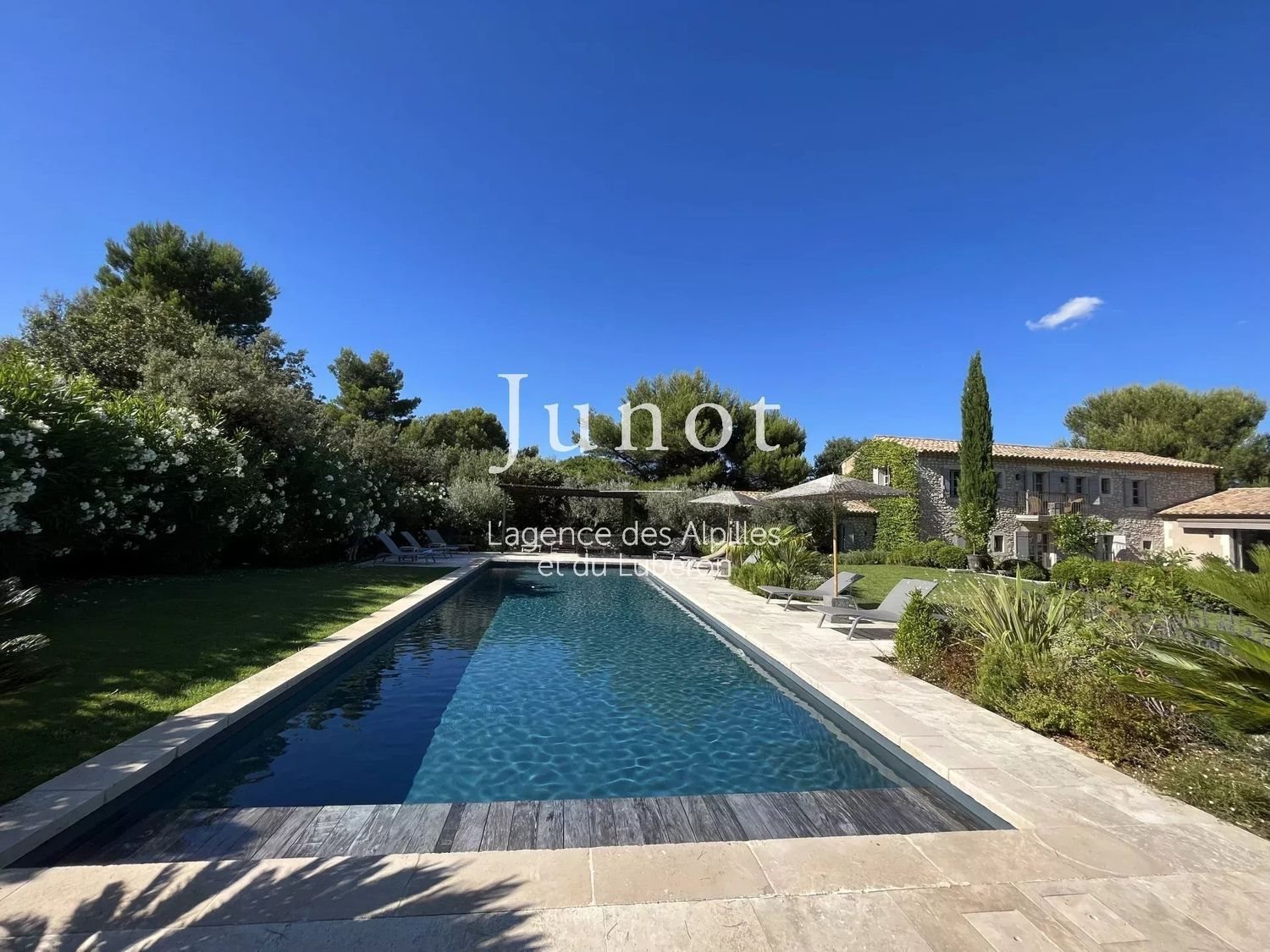 Maison à louer, 420m², Eygalières