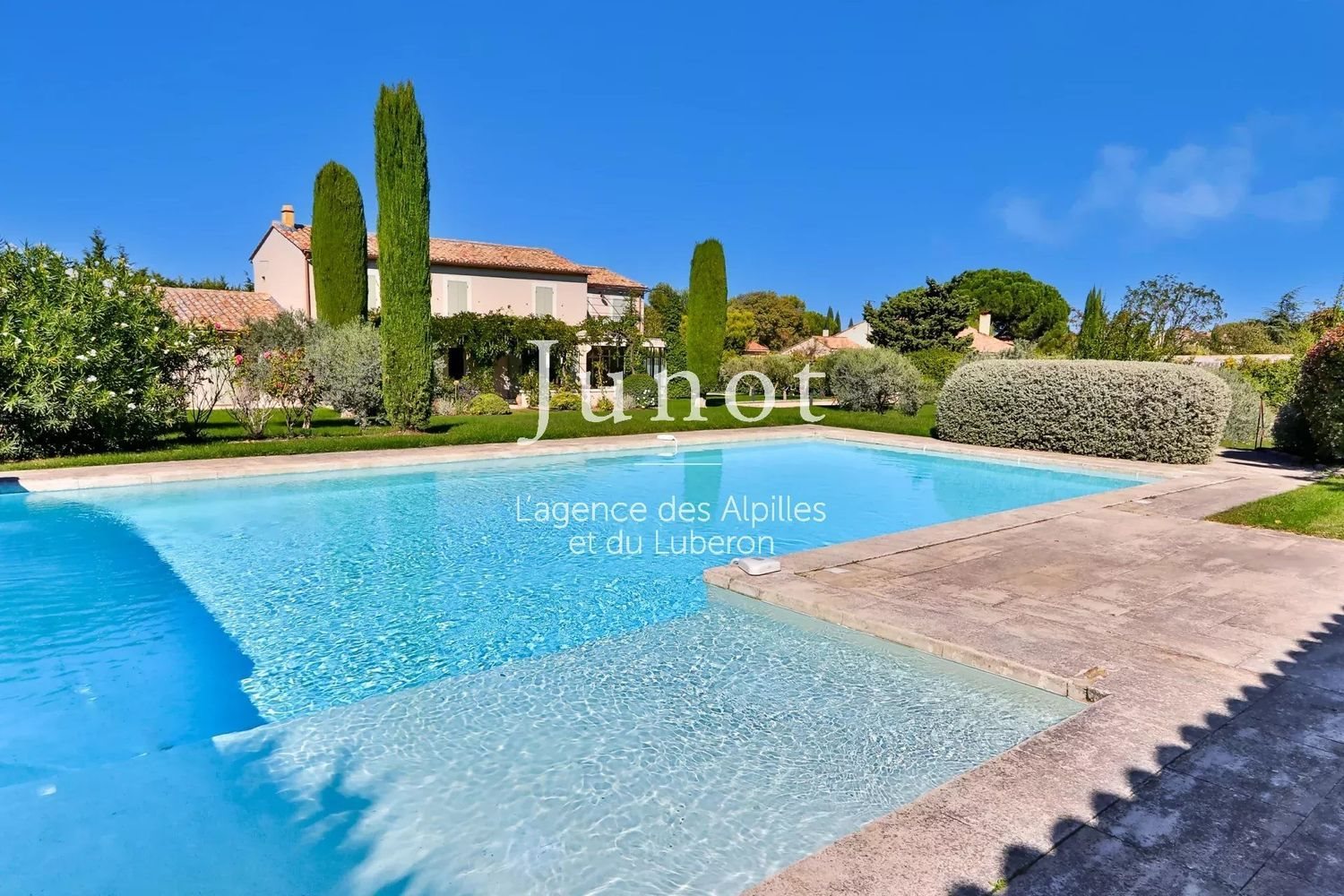 Maison à louer, 290m², Saint-Rémy-de-Provence