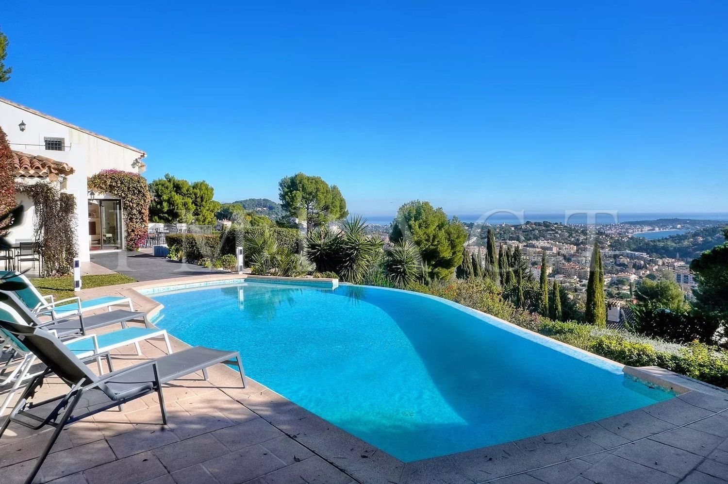 Maison à louer, 243m², Vallauris