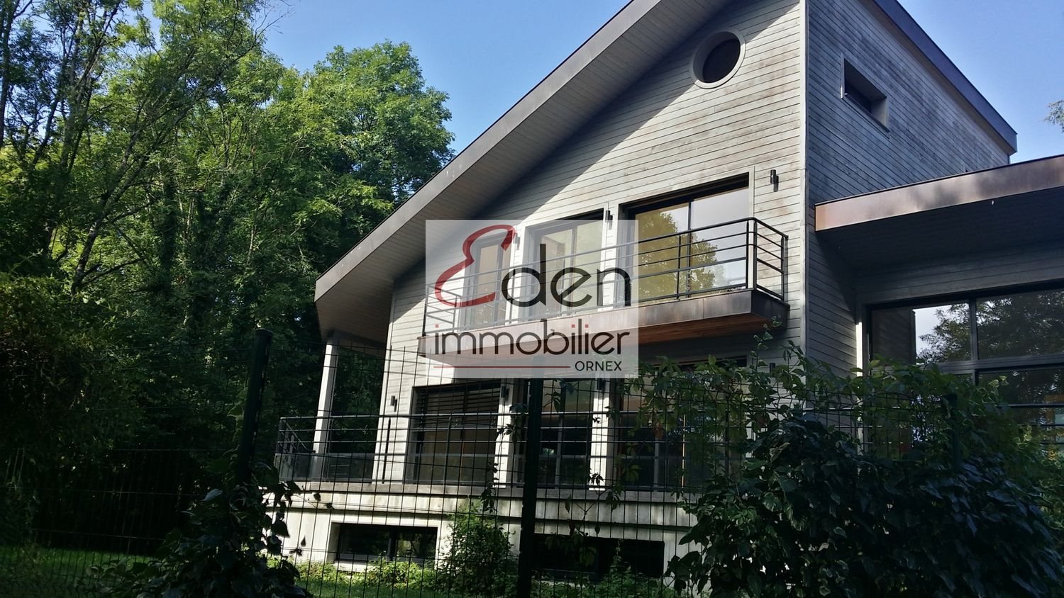 Maison à louer, 380m², Saint-Genis-Pouilly