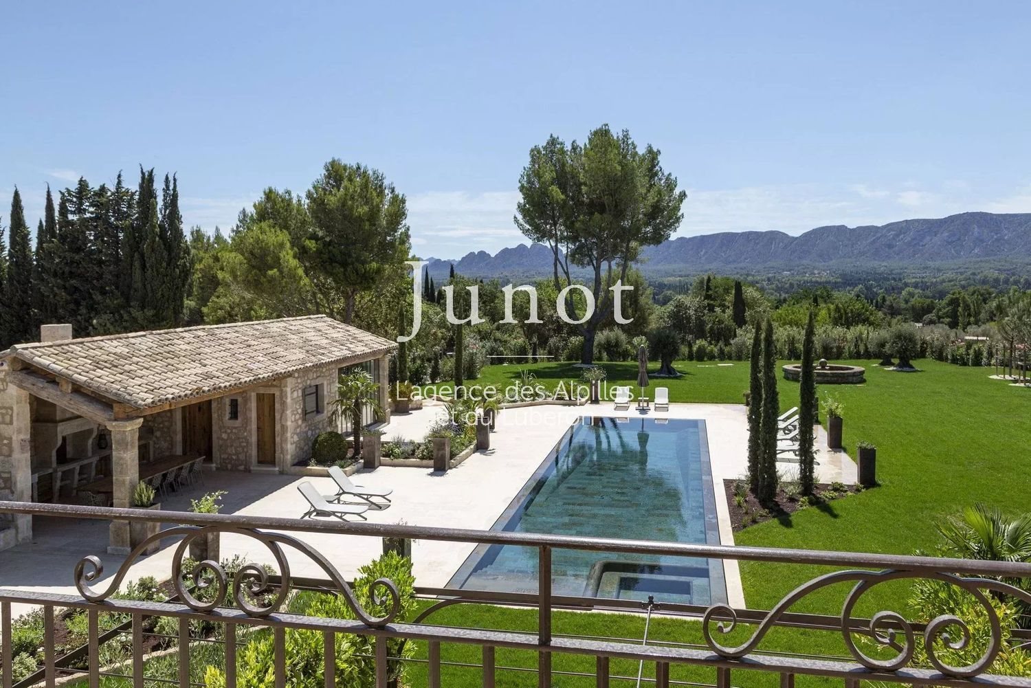 Maison à louer, 440m², Saint-Rémy-de-Provence