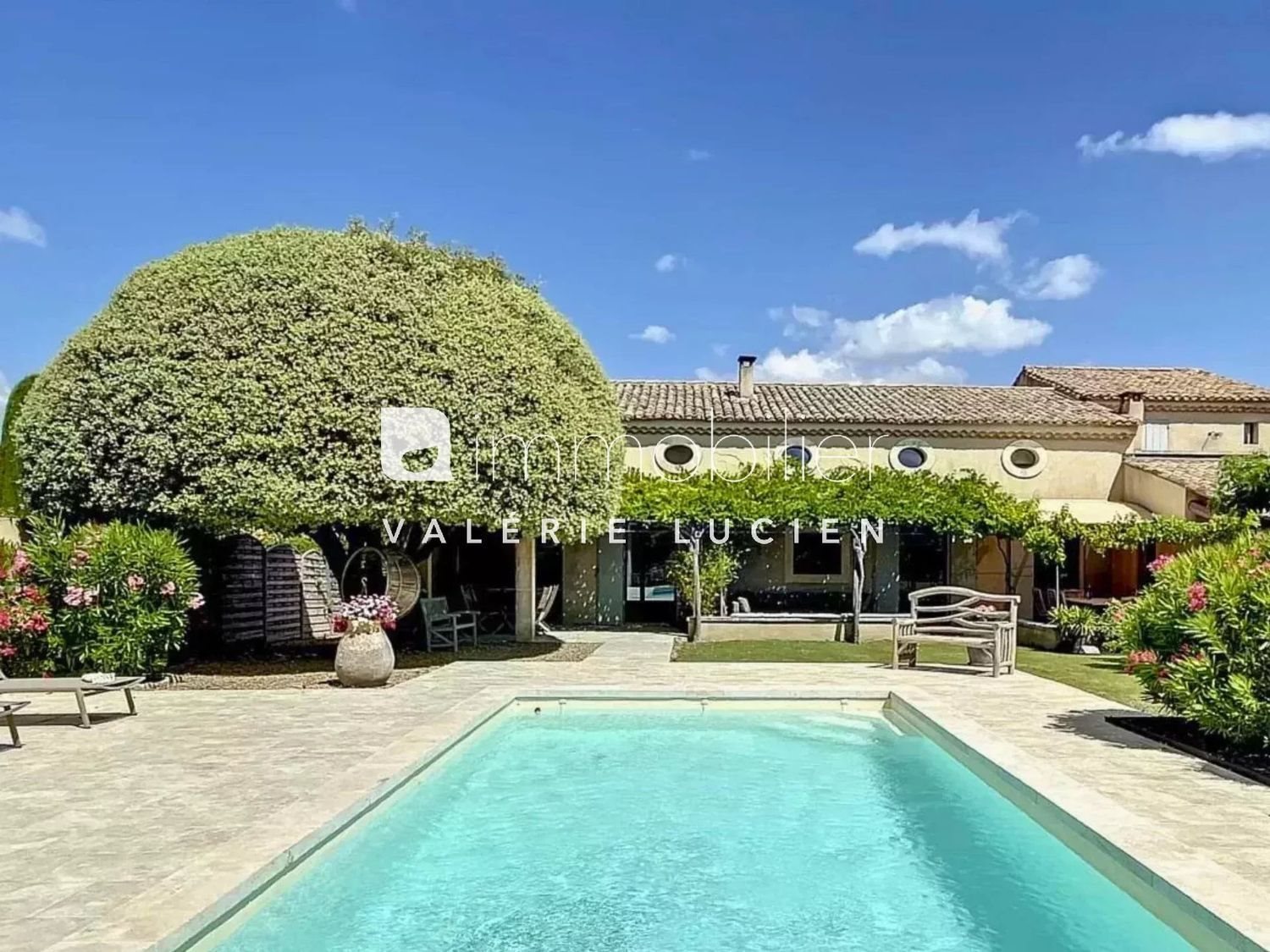 Maison à louer, 270m², Eygalières