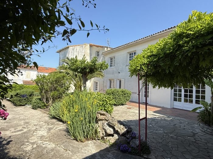 Maison à vendre, 186m², Mortagne-sur-Gironde