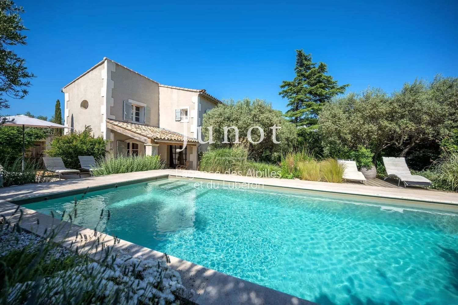 Maison à louer, 180m², Eygalières