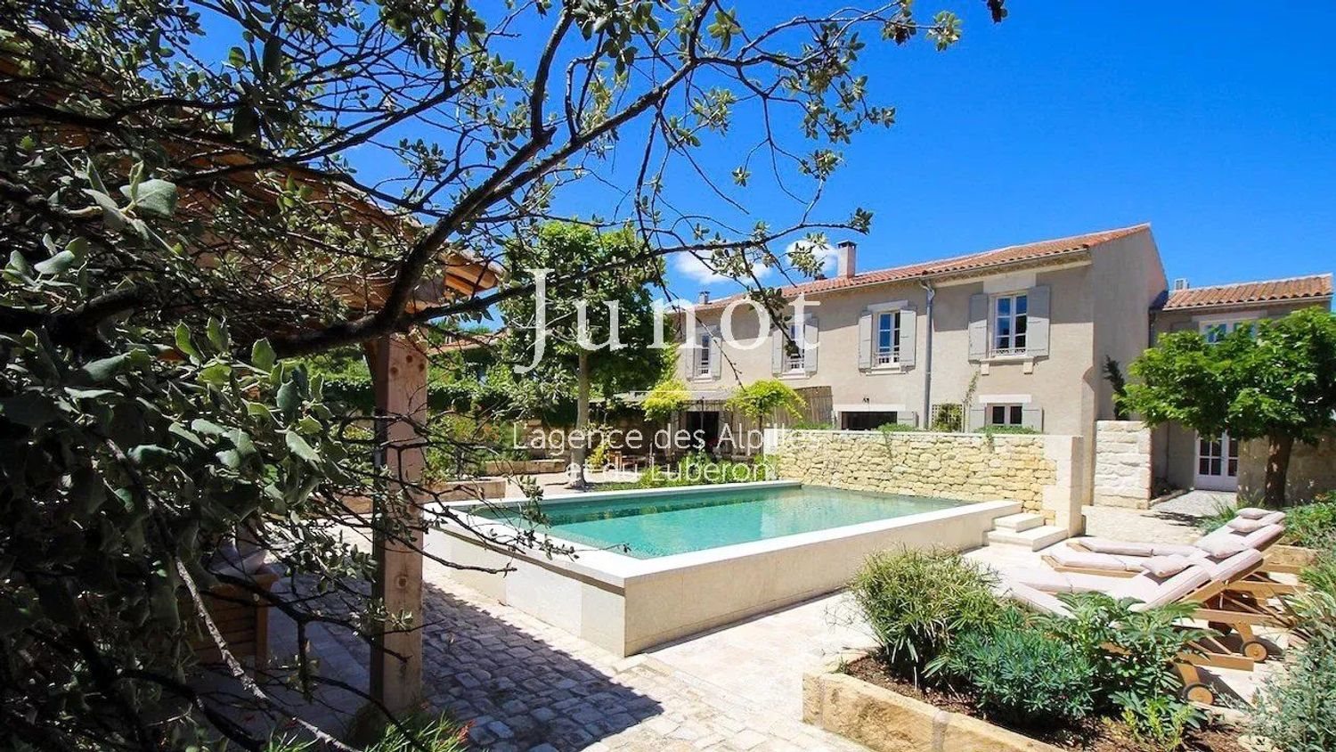 Maison à louer, 360m², Saint-Rémy-de-Provence