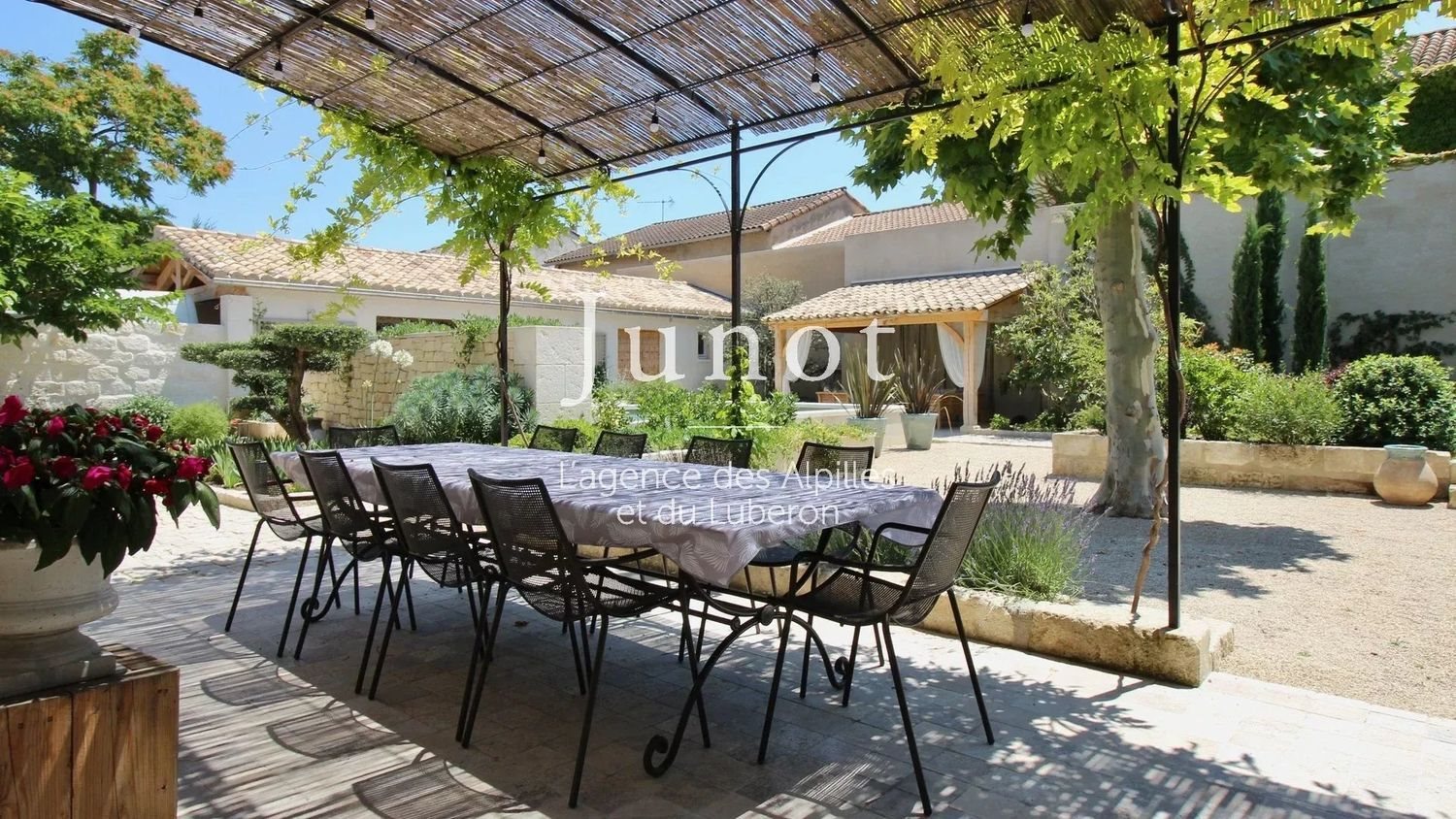 Maison à louer, 360m², Saint-Rémy-de-Provence