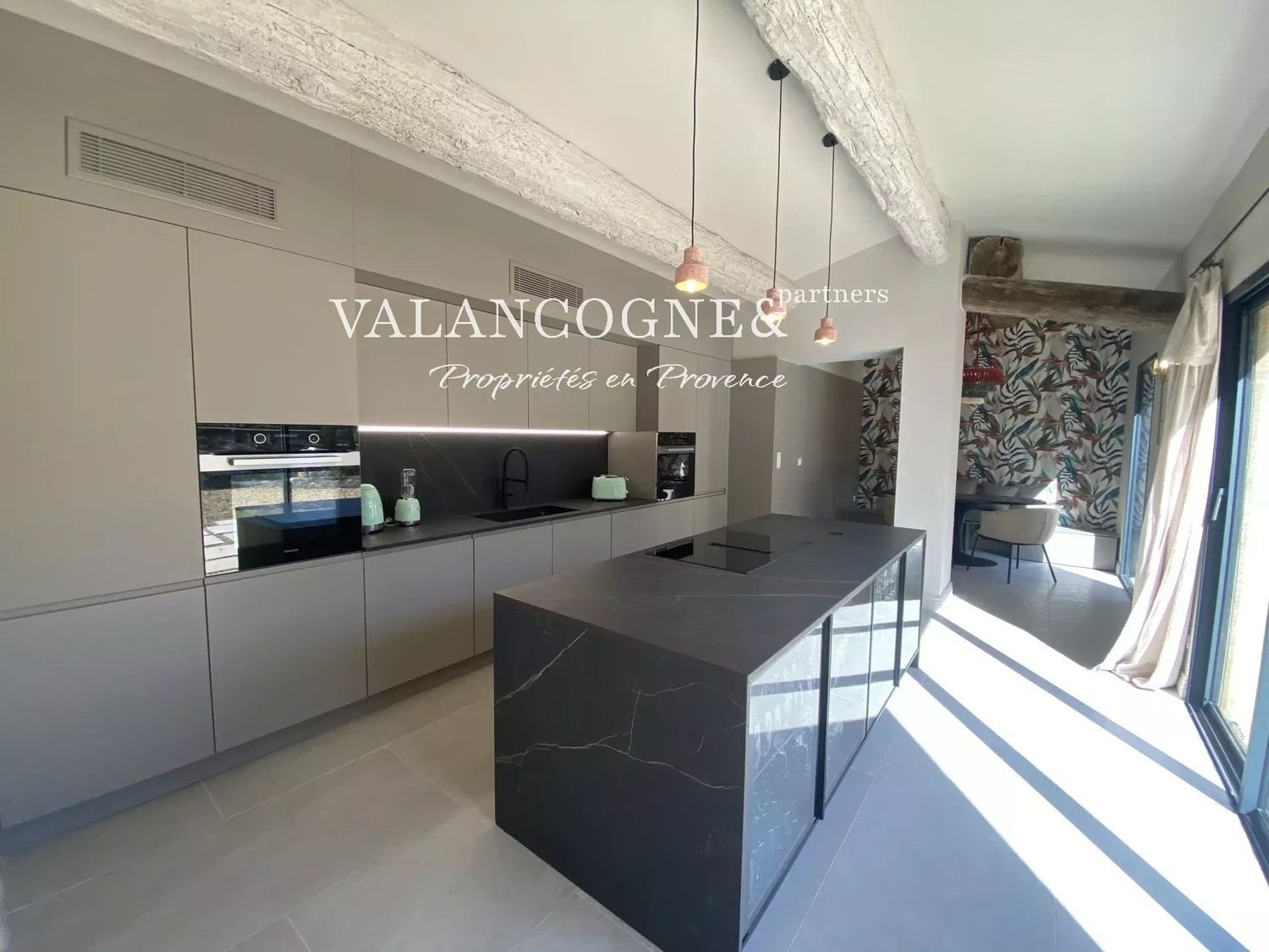 Maison à louer, 320m², Eygalières