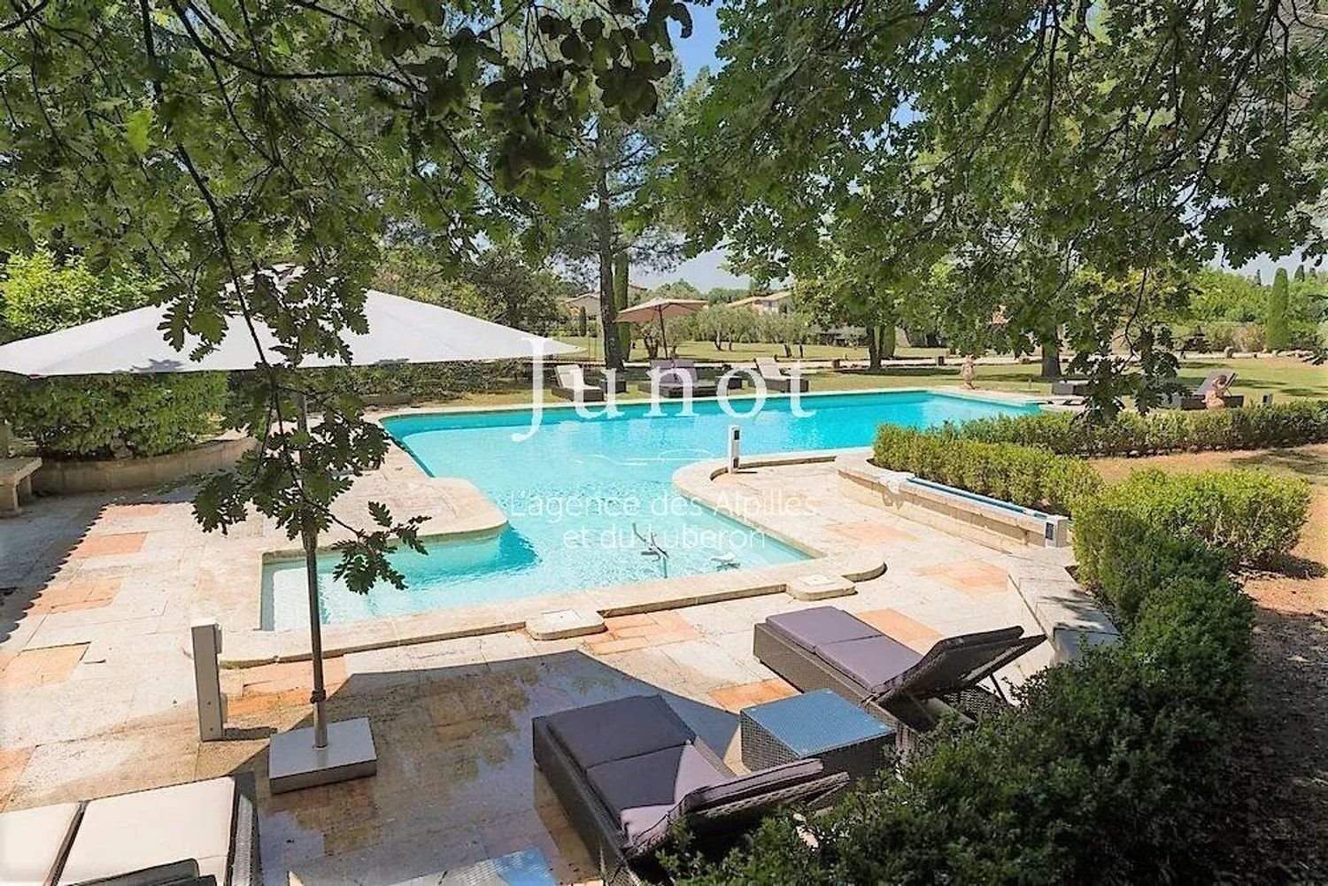 Maison à louer, 350m², Saint-Rémy-de-Provence