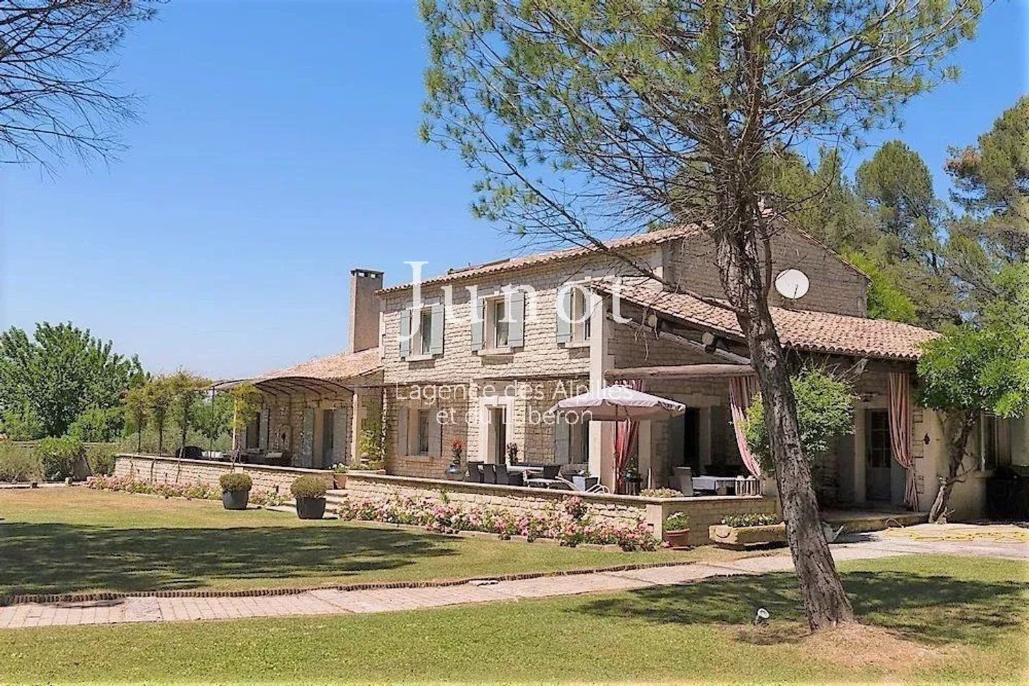 Maison à louer, 350m², Saint-Rémy-de-Provence